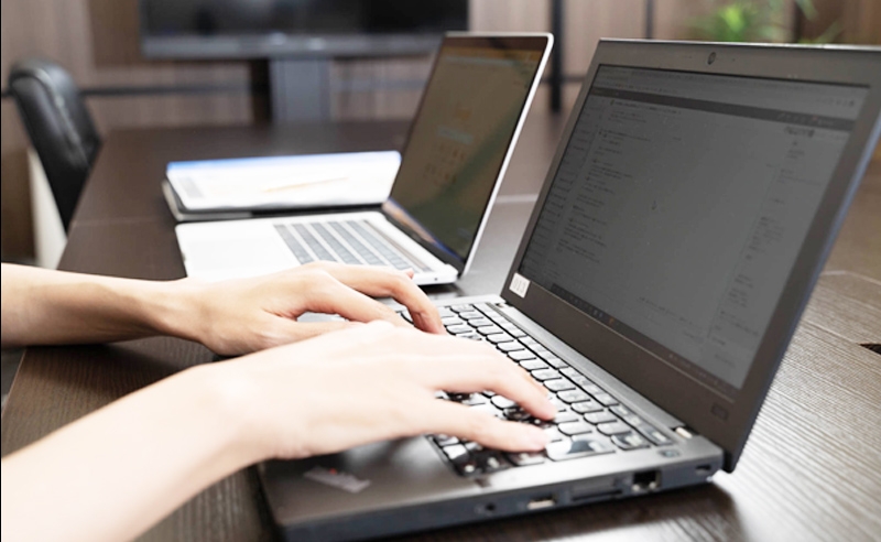 パソコンを操作している様子