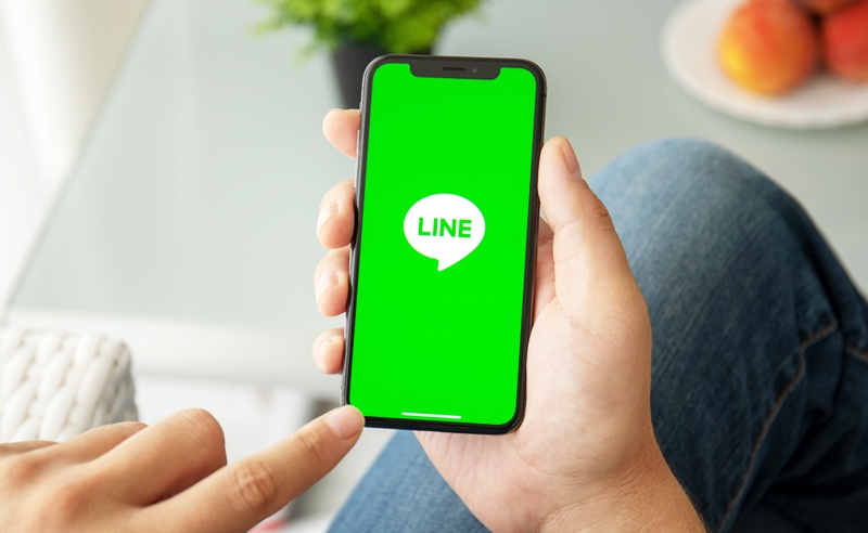 スマートフォンでLINEアプリを使用している画像