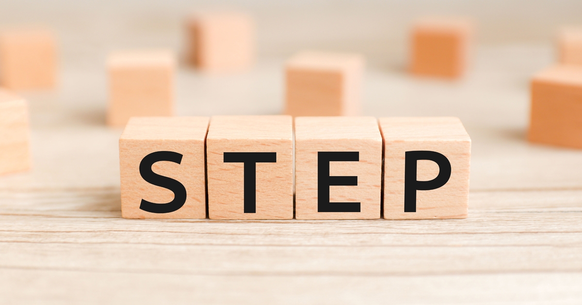 STEPと書かれた木のブロック