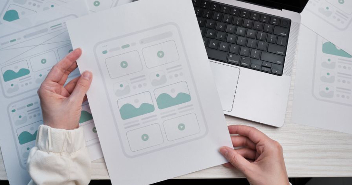 書類を持っている女性