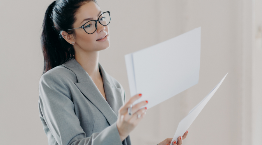 情報を分析している女性