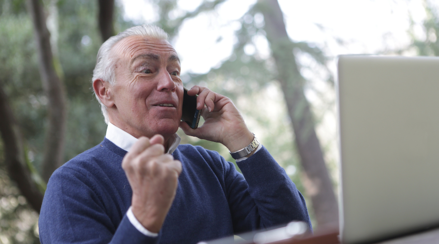 ガッツポーズをしている男性