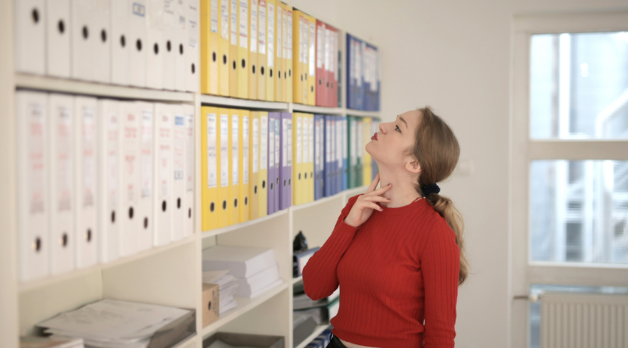 ファイルを探している女性