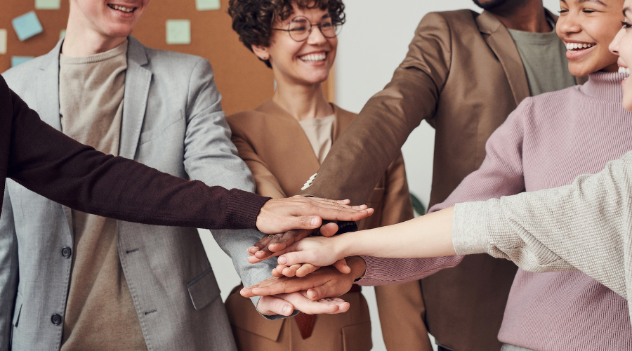 みんなで手を重ねている様子