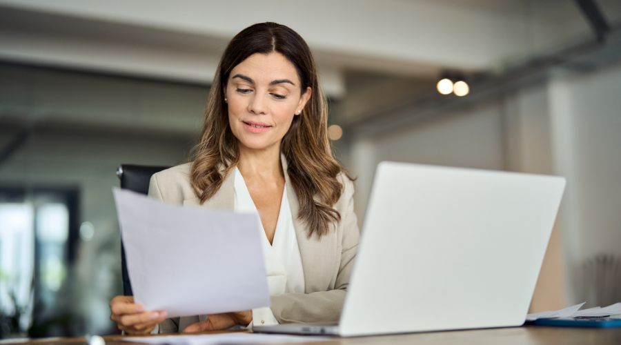 書類を確認する女性