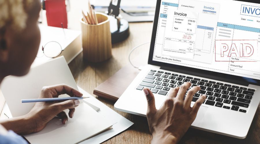 領収書を確認する様子