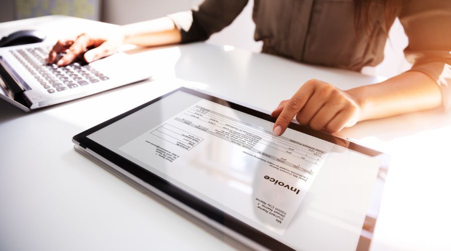 領収書を確認するイメージ