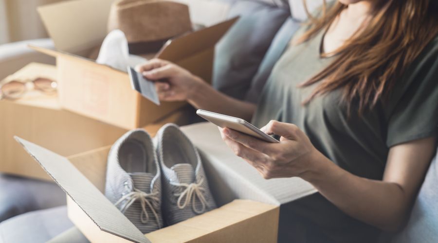 オンラインショップで靴を買う女性