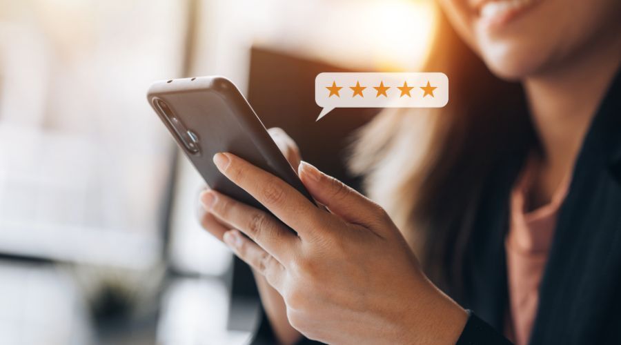 笑顔でレビューする女性