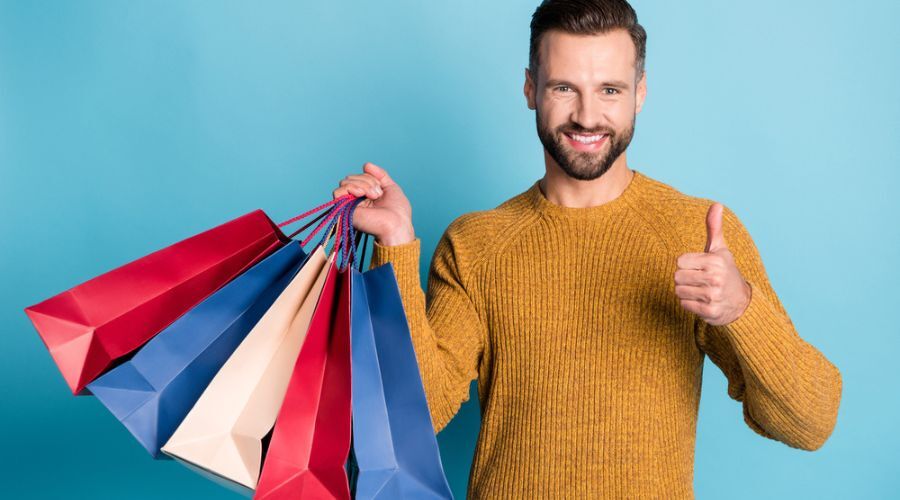 沢山買い物をした男性