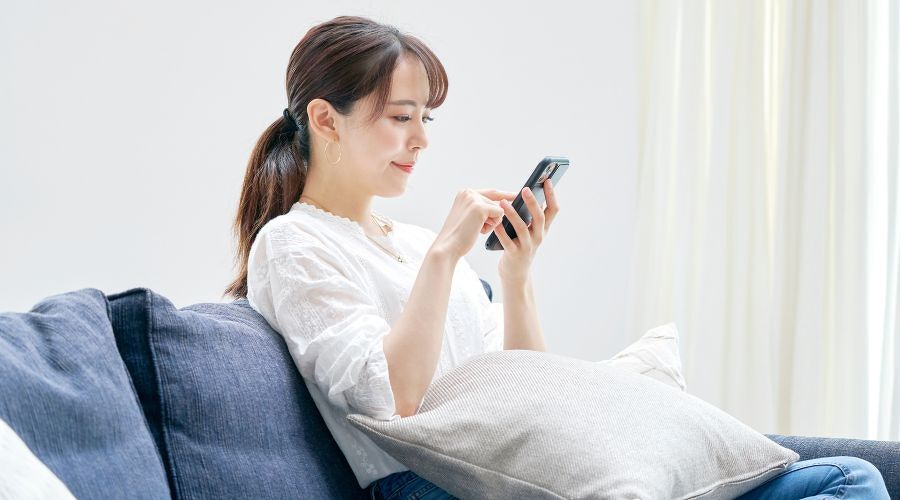 オンラインショップで買い物をする女性