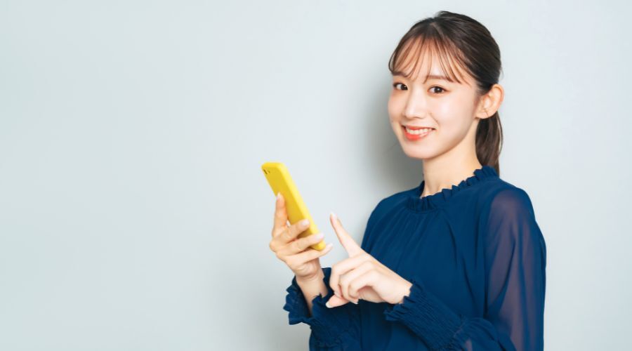 スマホを持った女性