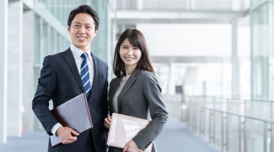 スーツを着た男性と女性