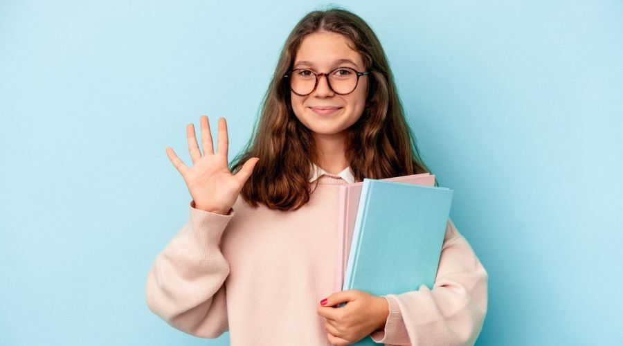 五本指を立てた女性