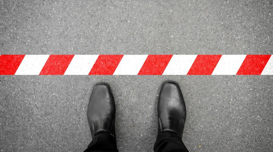 限界のラインに立つ男性