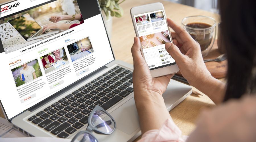 ネットショップを見る女性