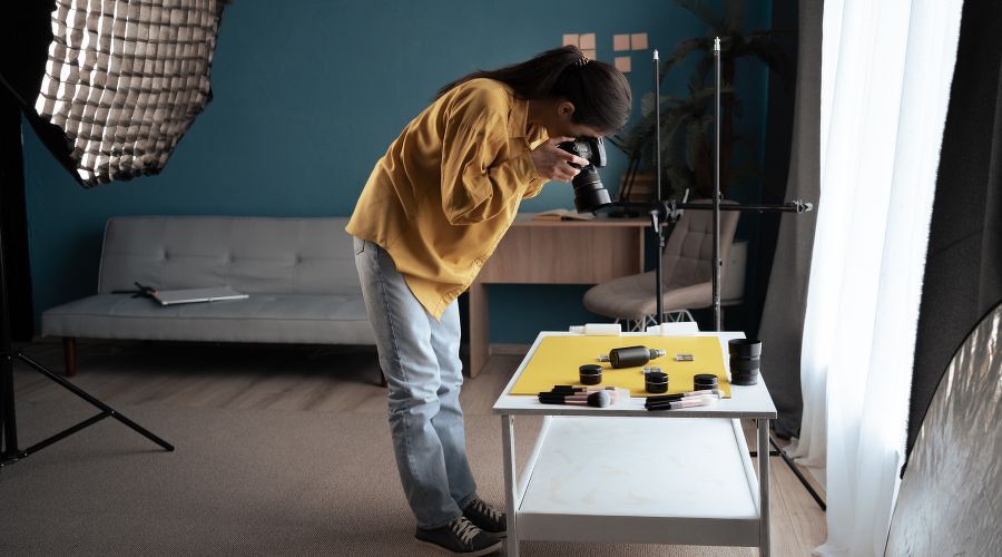 一眼レフで商品を撮影する女性