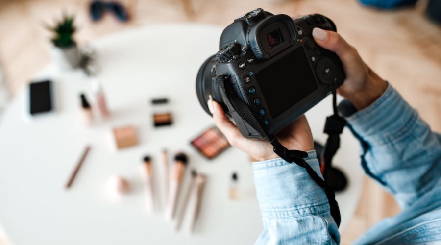 一眼レフで商品を撮影する様子