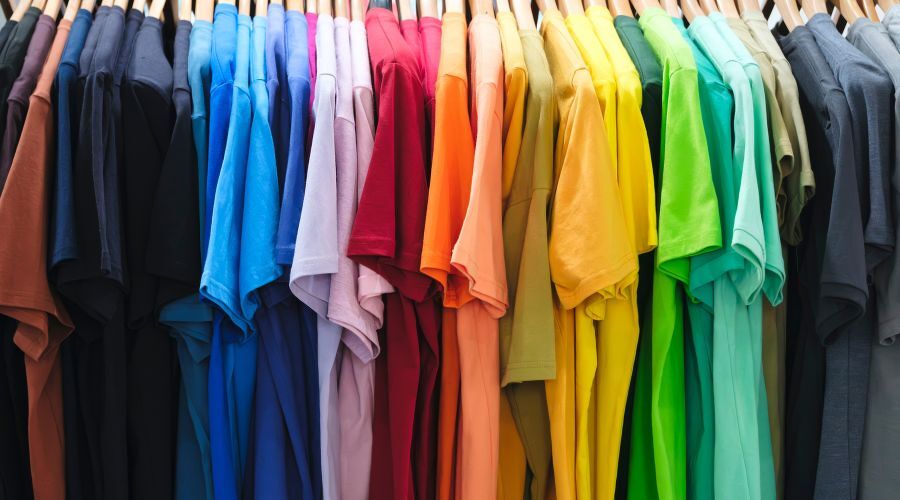 カラフルなシャツ