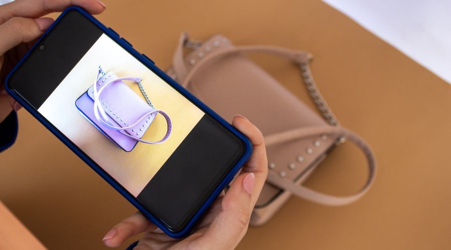 スマホで商品画像を撮る様子