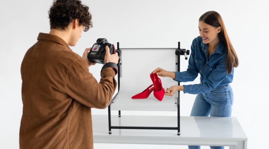 スタジオで商品画像を撮る様子