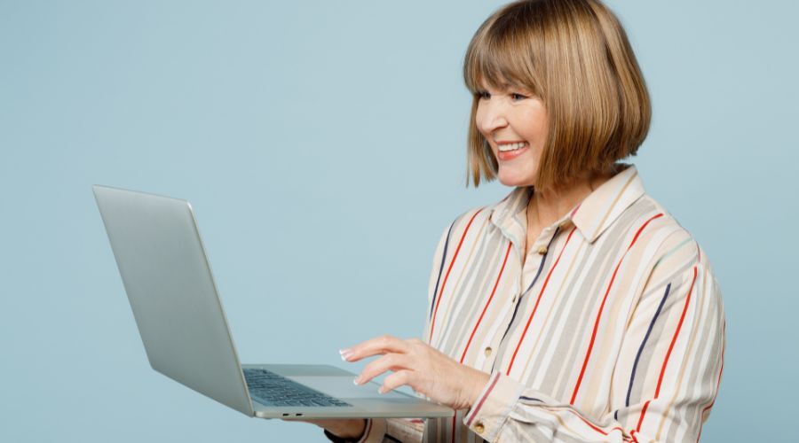 PCで設定する女性