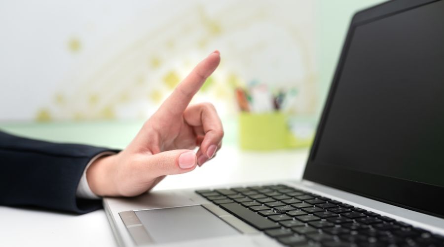 PC前で指を立てる人