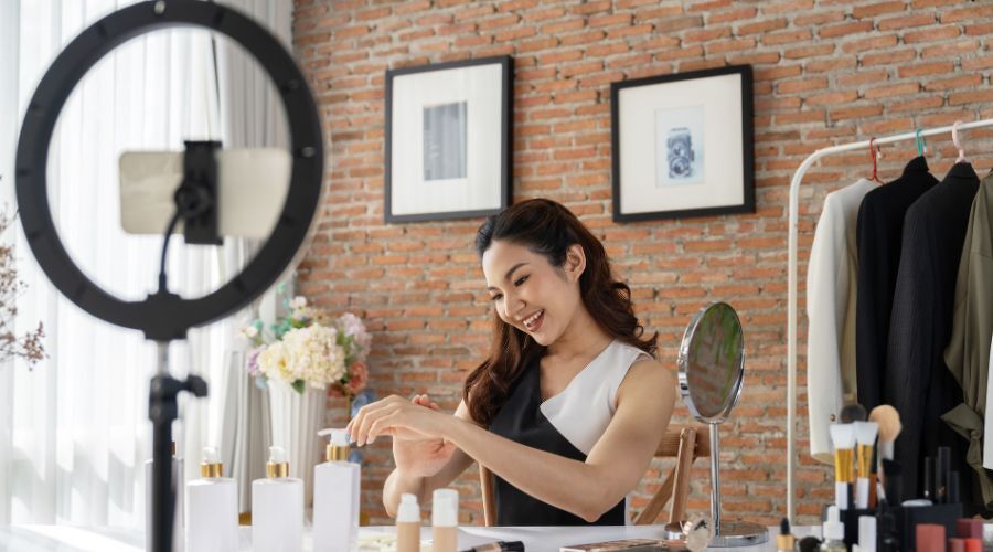 化粧品紹介の動画を撮影する様子