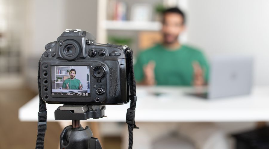 動画撮影をする男性