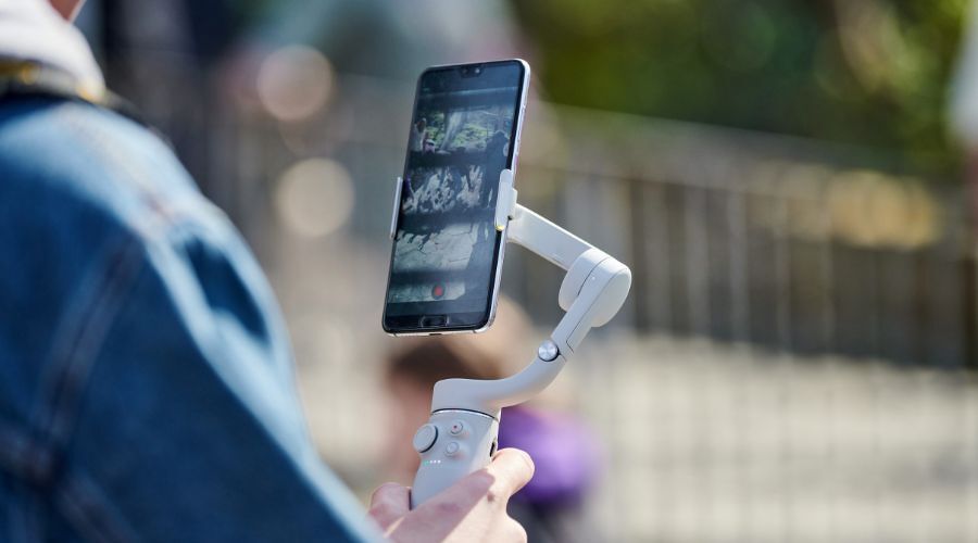 外で撮影する様子