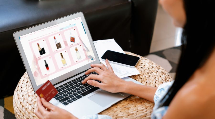 オンラインショップで買い物するイメージ