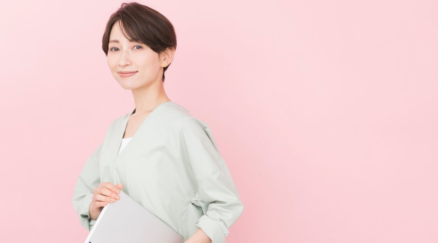 PCを持った女性