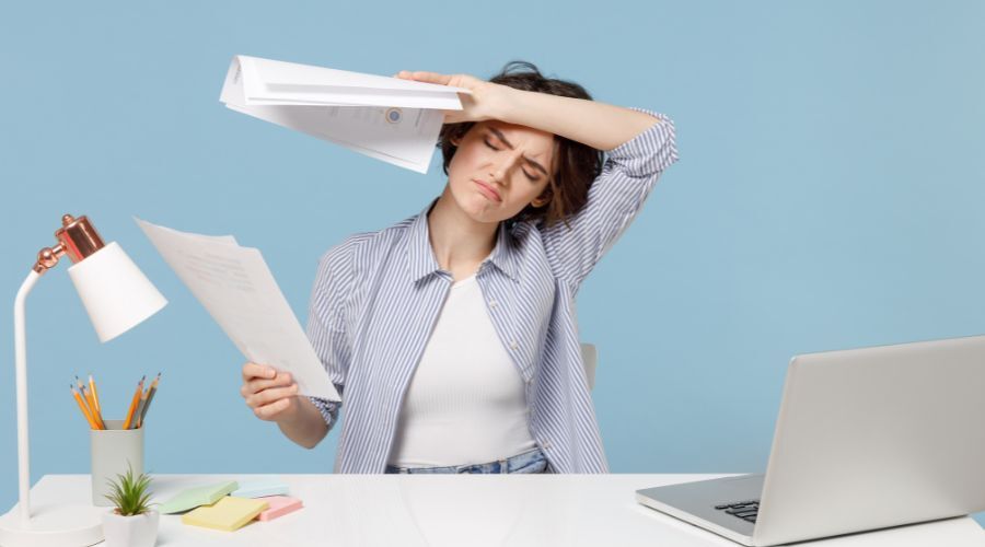 苦労して書類を作る女性