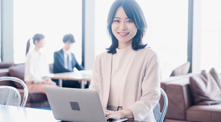 PCで仕事をする女性