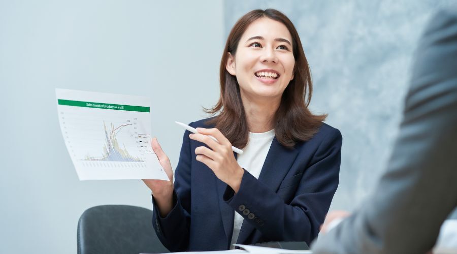 効果について説明する女性