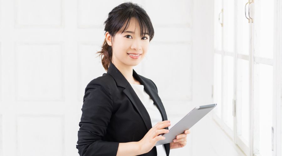 タブレットを持った女性