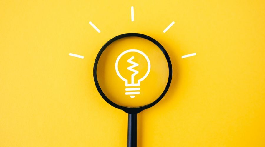 虫眼鏡と電球のイラスト