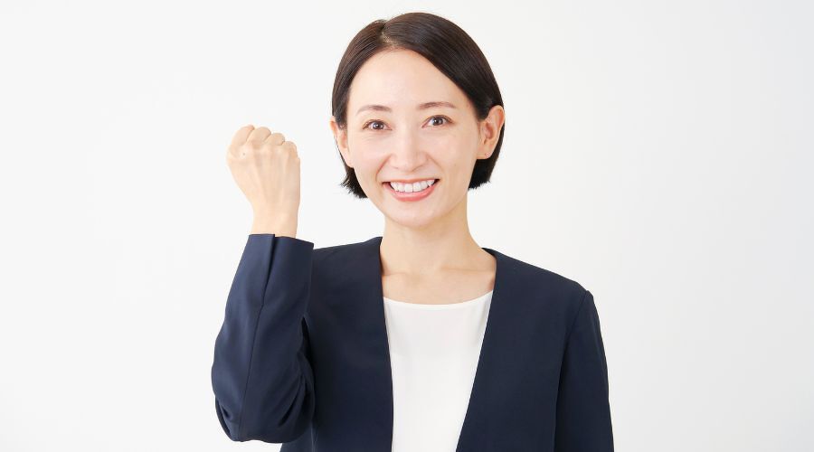 スーツを着た女性