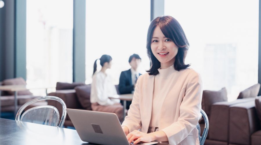 スーツを着た女性