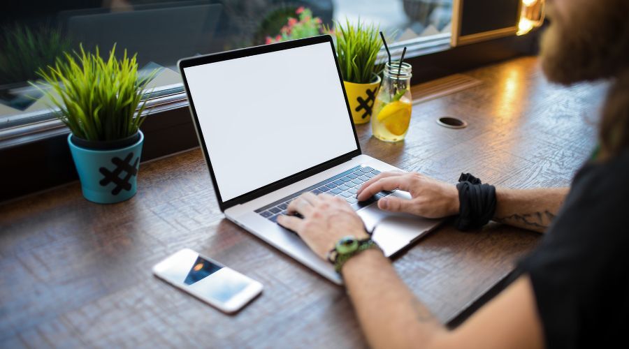 PCで作業している様子