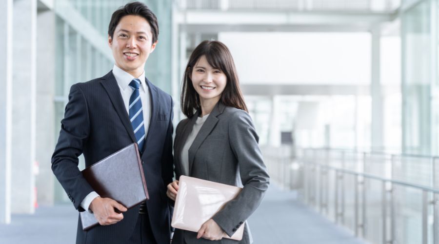 スーツを着た男性と女性