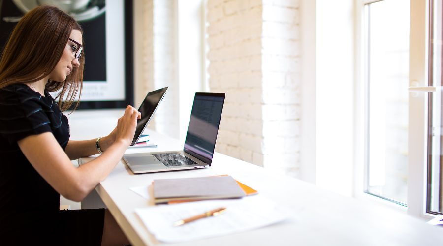 広告運用をする女性