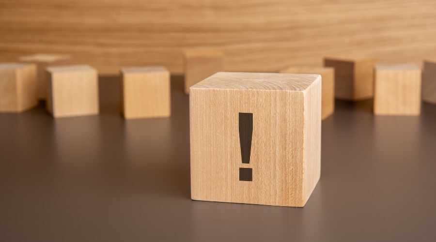 ビックリマークの積み木