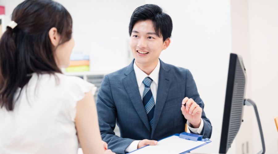 コンサルティングしている男性