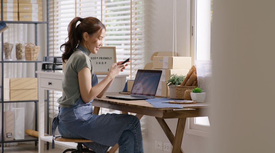 ネットで買い物している女性の様子