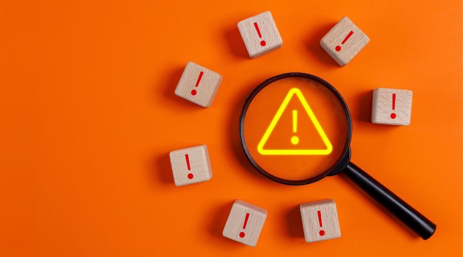 注意マークと虫眼鏡