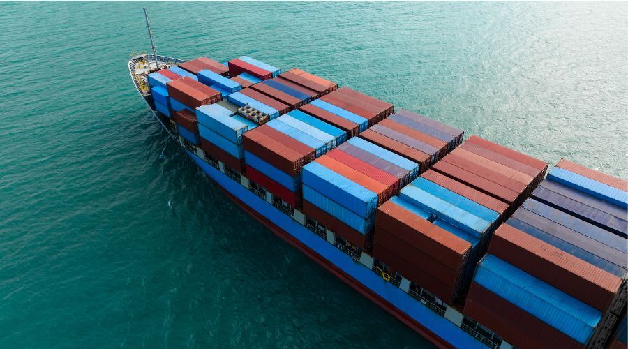 荷物を海外から輸送するイメージ