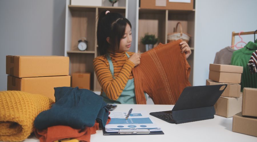 検品している女性