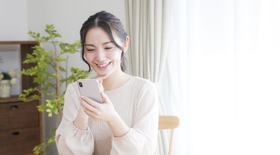 商品をサーチする女性