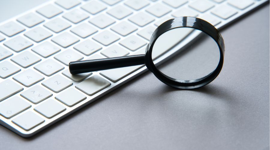 キーボードと虫眼鏡